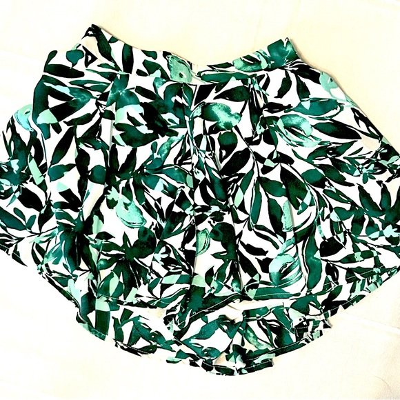 Vestí que Green Leaf Print Shorts - Picture 1 of 3